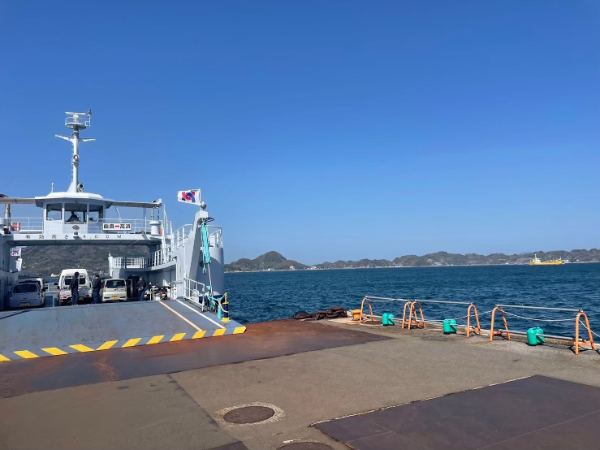 ごごしまフェリーの甲板から見る瀬戸内の海と島なみ